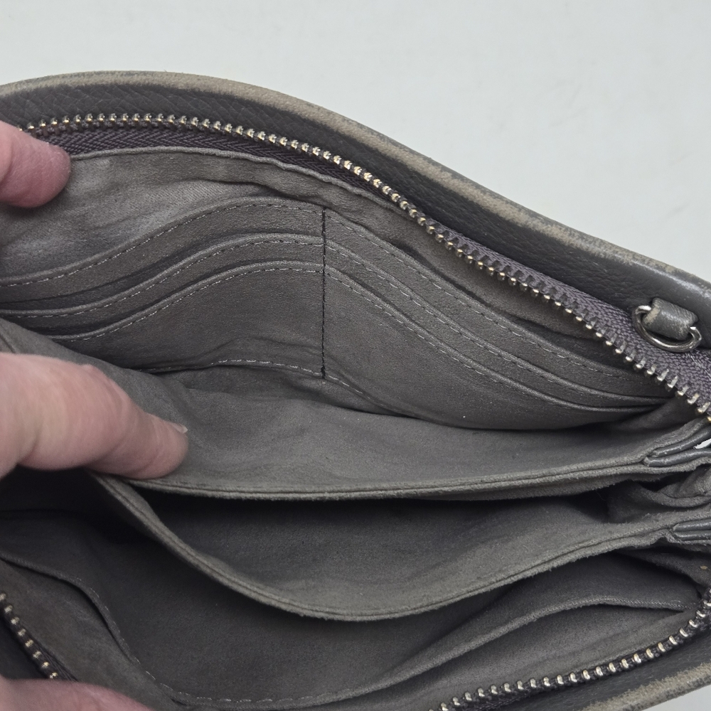 VINCE CAMUTO Pebbled Leather Wristlet Wallet Gray Phone 3 Compartment Zip Top - Picture 14 of 16